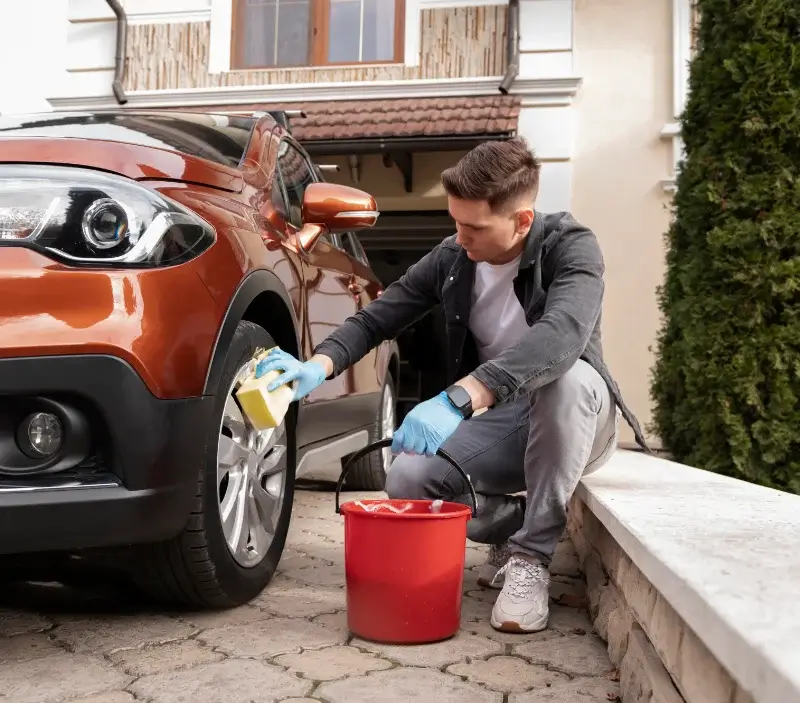 Lavage auto à domicile Juvigny les Vallées : professionnel intervenant sur un véhicule